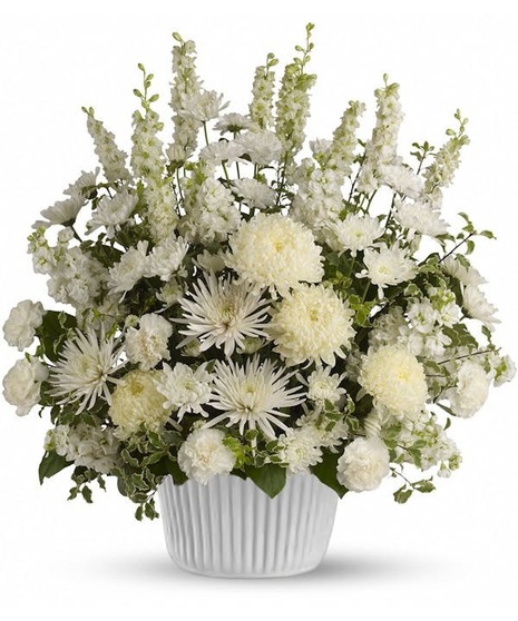 A bouquet of classic all-white flowers